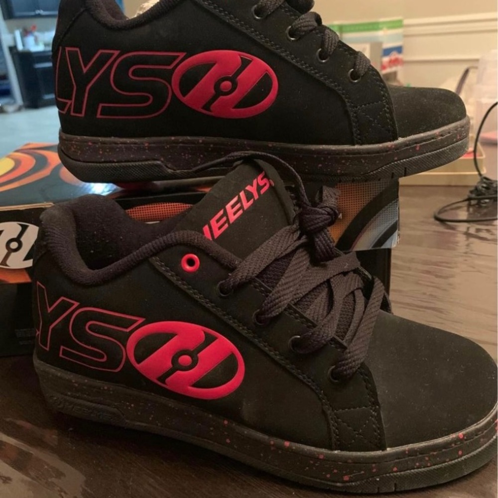 Heelys Size 5 Youth shoes.